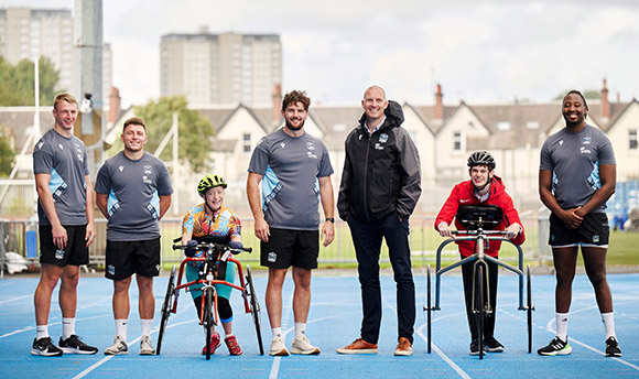 Photo of Double world Frame Running champion Gavin Drysdale (2nd from R) and frame runner Elaine Boyd (3rd from L) are joined by Glasgow Warriors Managing Director, Al Kellock (3rd from R) and several members of the Glasgow Warriors squad.