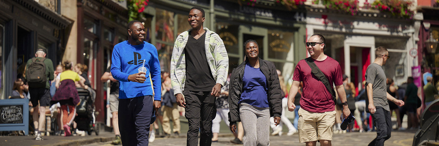 Image of international students walking through the streets of Edinburgh