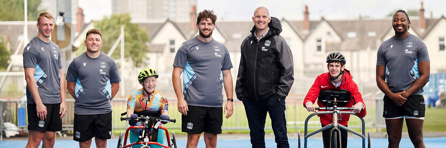 Photo of Double world Frame Running champion Gavin Drysdale (2nd from R) and frame runner Elaine Boyd (3rd from L) are joined by Glasgow Warriors Managing Director, Al Kellock (3rd from R) and several members of the Glasgow Warriors squad.