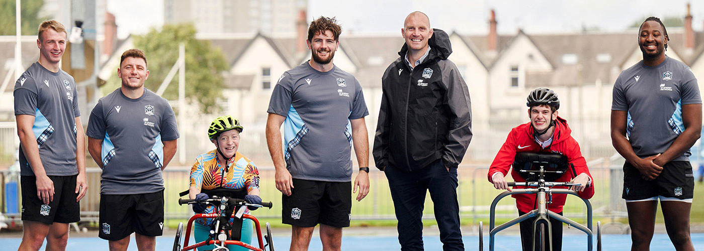 Photo of Double world Frame Running champion Gavin Drysdale (2nd from R) and frame runner Elaine Boyd (3rd from L) are joined by Glasgow Warriors Managing Director, Al Kellock (3rd from R) and several members of the Glasgow Warriors squad.