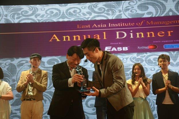 An award being presented at the East Asia Institute of Management Annual Dinner