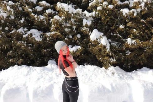 Image of Rebekka in the snow