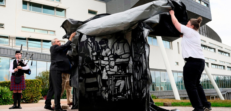 Martha Ellis and Richard Butt unveil the QMU150 anniversary artwork