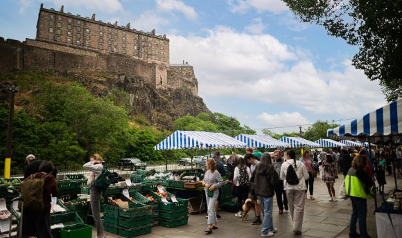 Busy Edinburgh market with a view of Edinburgh Castle above