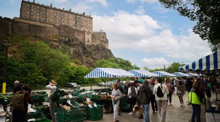 Busy Edinburgh market with a view of Edinburgh Castle above
