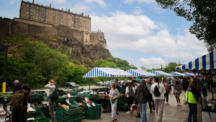 Busy Edinburgh market with a view of Edinburgh Castle above