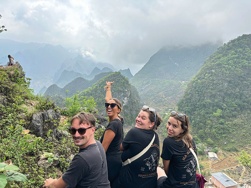Photo of Lison Chaillou with friends enjoying Hong Kong mountains 
