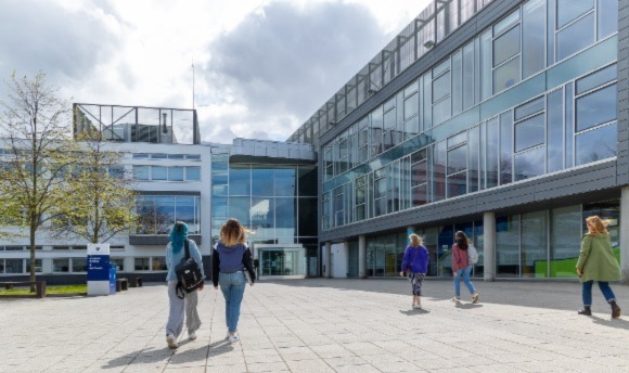 Group of students walking into QMU